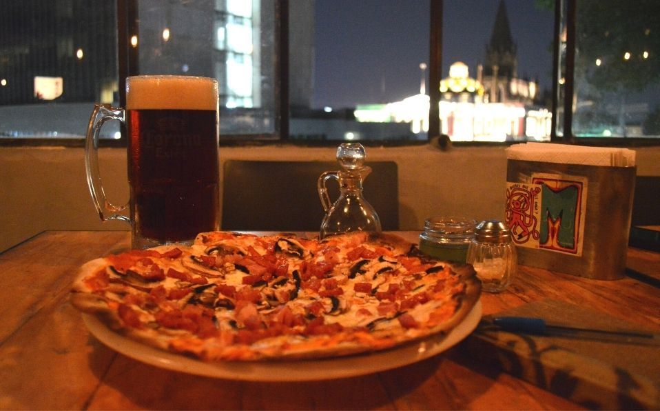 La barra cuenta con pizzas a la leña y cerveza de barril (GR)