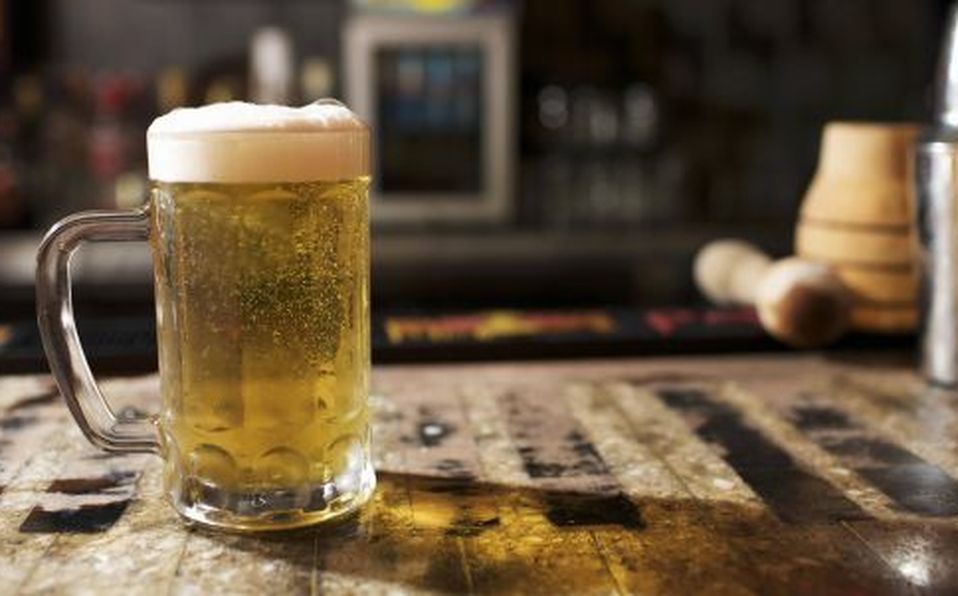 La cerveza puede servir para refrescar, pero deshidrata el organismo (Freepik)