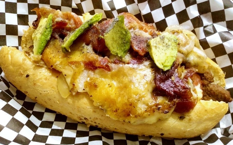 Perros Ahogados ofrece diversos hot dogs (LAT)