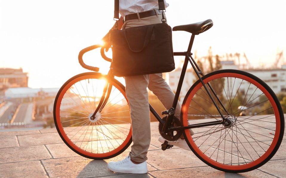 El ciclismo es principalmente una actividad aeróbica, lo que significa que el corazón, vasos sanguíneos y pulmones se ejercitan (Freepik)