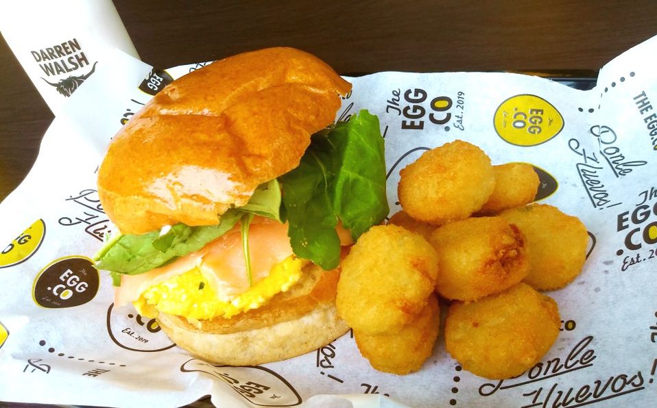 El sandwich de salmón ahumado que lleva huevos revueltos, arúgula, queso de cabra, alioli de salsa tartara con cebolla (Luis Addams Torres)
