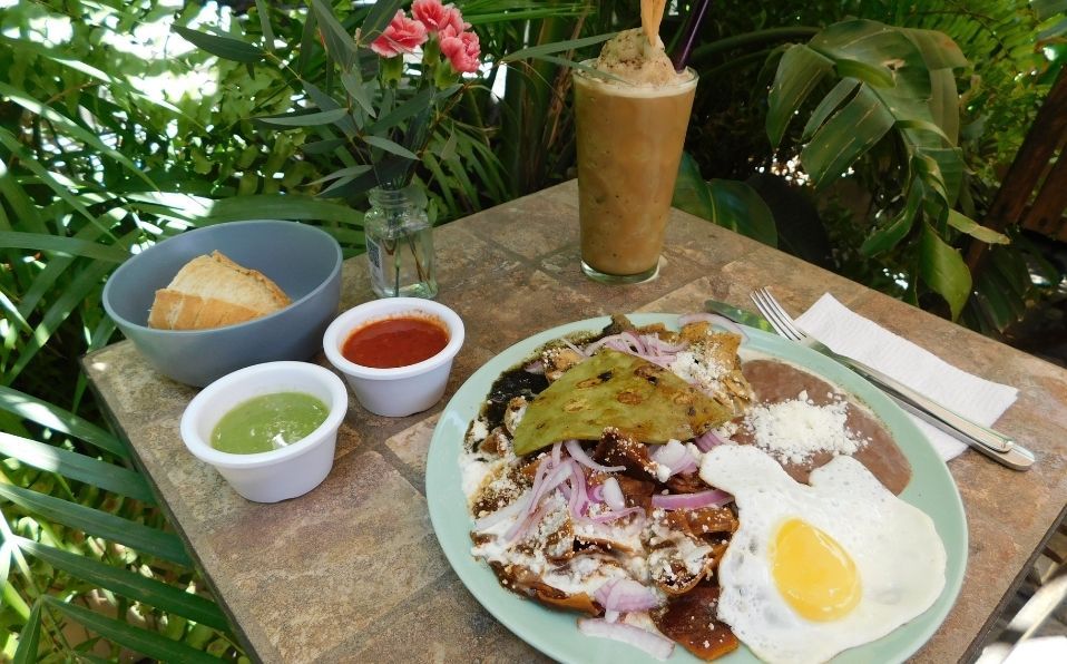 Chilaquiles divorciados con huevo y Frappe de Olla (AR)