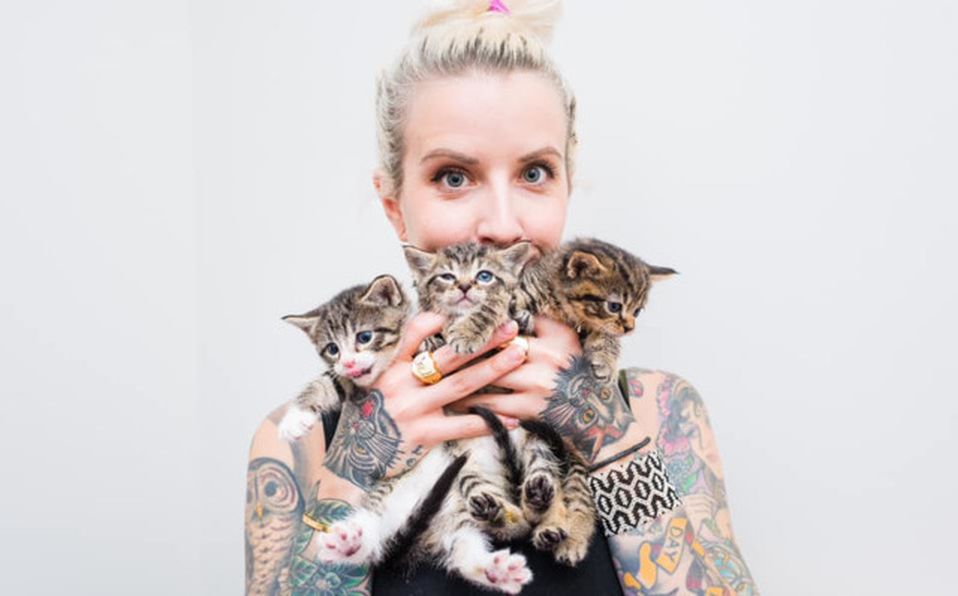 Hannah Shaw ha decidido hacer el rescate de cachorros su misión en la vida (Cortesía)